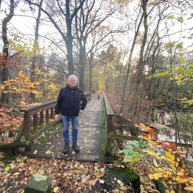 Gerhard Möller auf der in die Jahre gekommenen Holzbrücke am Scheuerteich, für deren Abbau und Erneuerung der Verein tatkräftige Hilfe benötigt