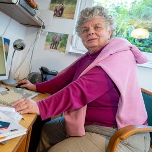 Hildburg Marre versucht mit ihrem Computer zurecht zu kommen. Senioren fühlen sich von der Digitalisierung abgeschnitten.