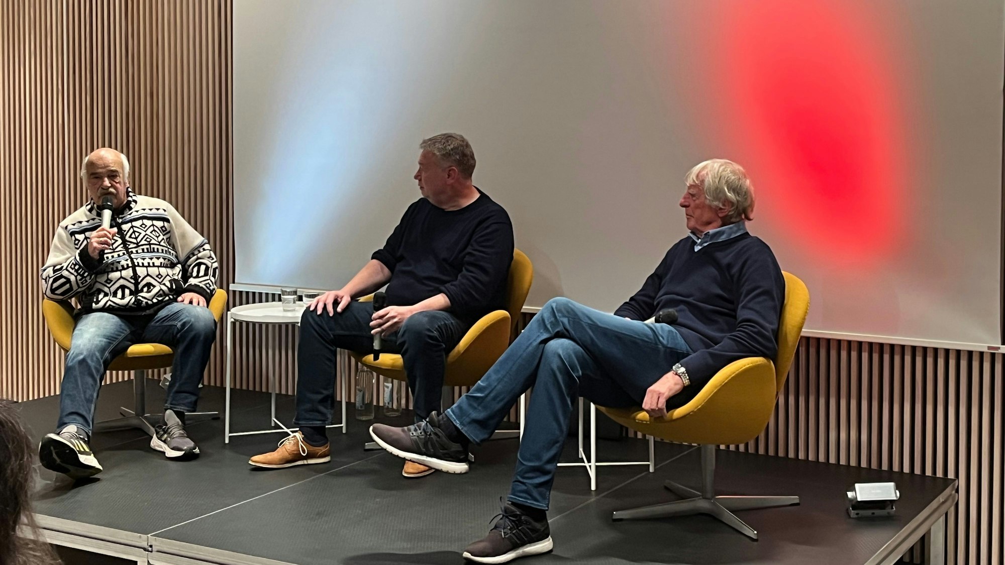 Harald Konopka (l.), Erich Rutemöller (r.) und Ralf Friedrichs diskutierten über den 1. FC Köln.