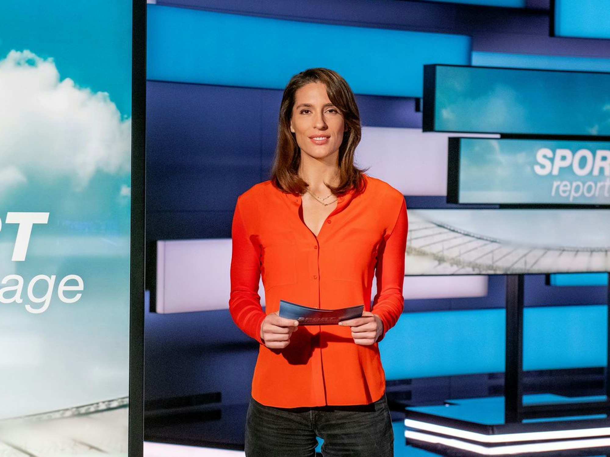 Andrea Petkovic steht im November 2019 im Studio als Moderatorin der „ZDF SPORTreportage“.