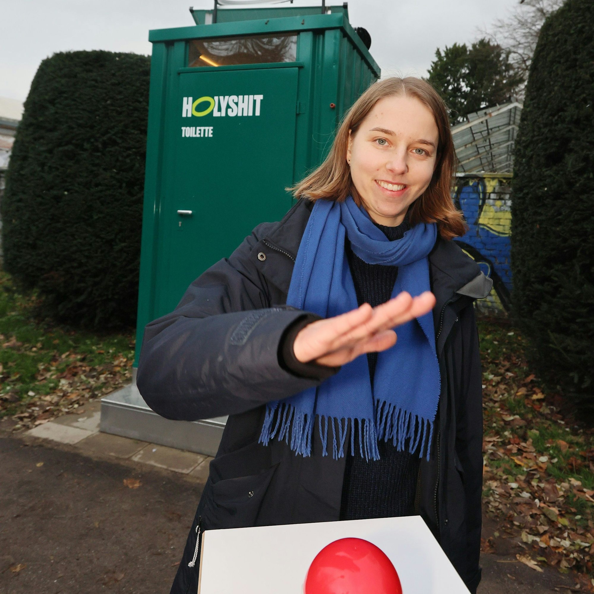 Komposttoilette im Volksgarten: Designerin Anastasia Bondar bei der Eröffnung im November

