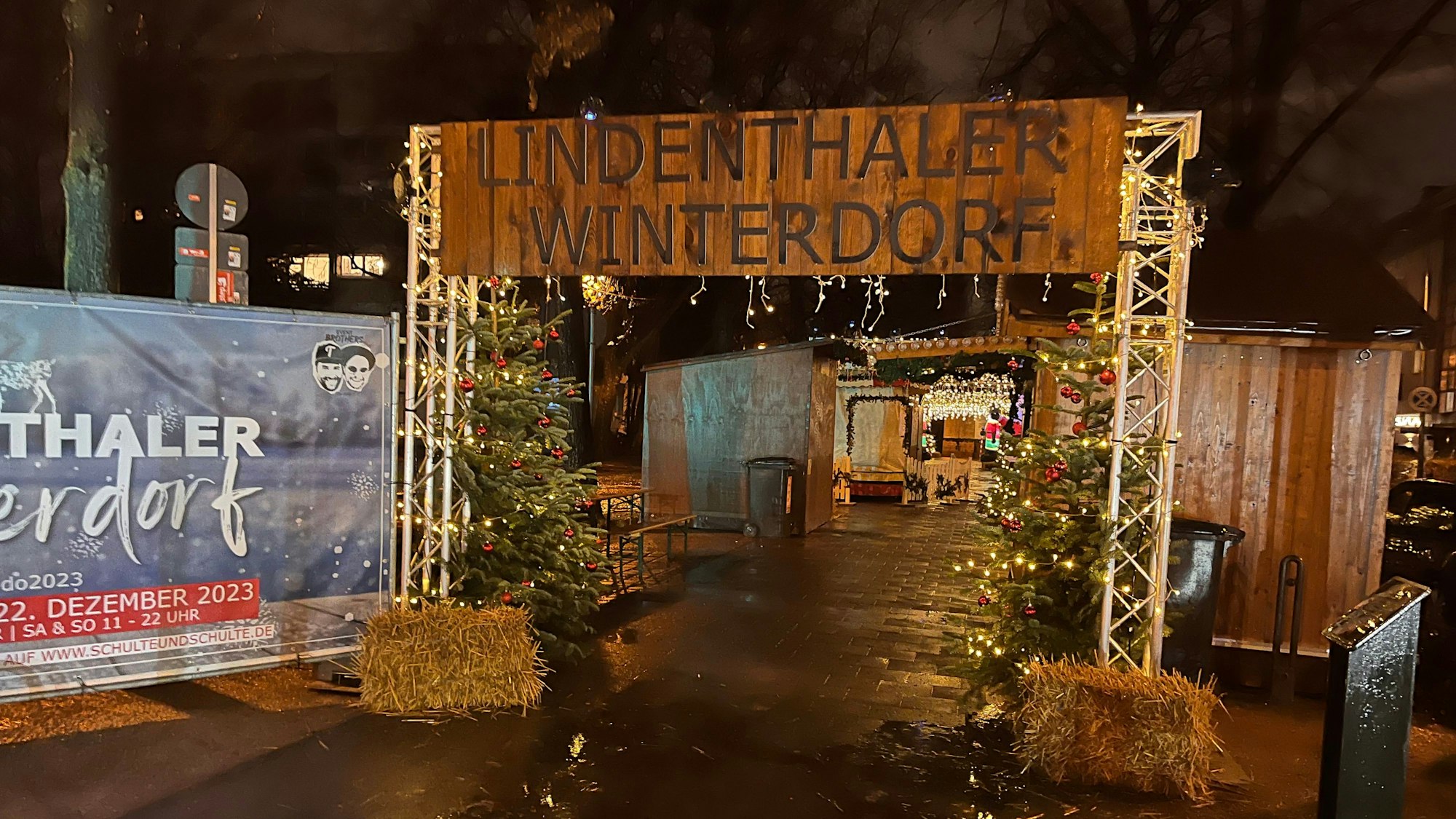 Der geschmückte Eingang zum Lindenthaler Winterdorf an der Dürener Straße.
