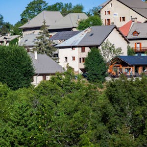 Mehrere Häuser im französischen Alpendorf Le Vernet, fotografiert kurz nach dem Verschwinden des zweijährigen Émile.