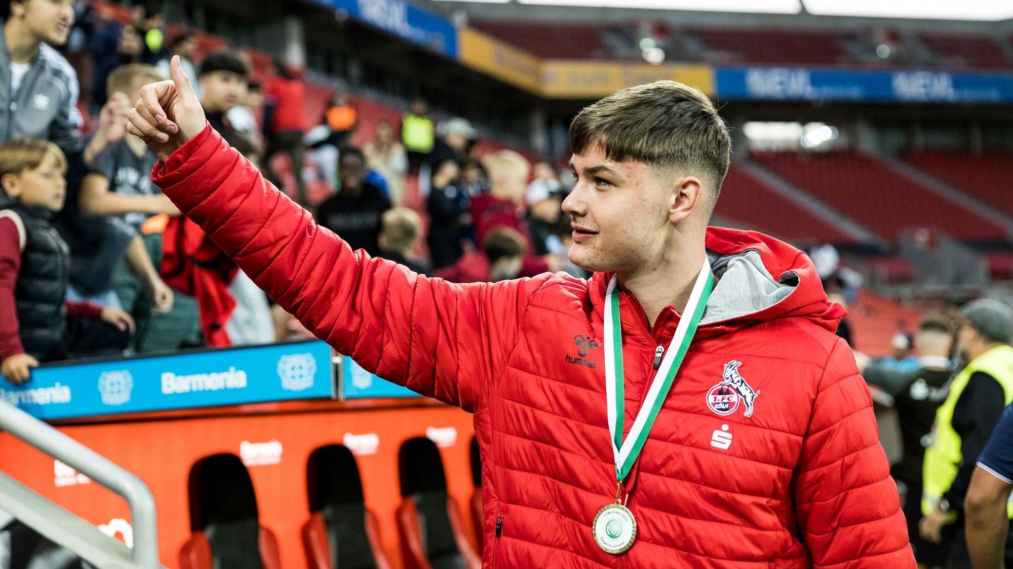 FC-Spieler Jaka Cuber Potocnik nach dem Sieg im FVM-Pokal der A-Junioren gegen Bayer 04 Leverkusen. Der Spieler streckt Fans den Siegerdaumen entgegen.
