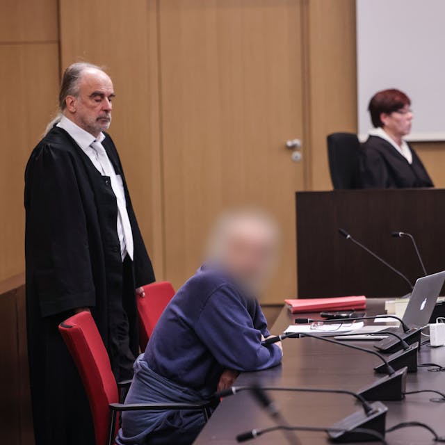Der Angeklagte sitzt im Gerichtssaal neben seinem Anwalt Frank Schubert auf der Anklagebank.&nbsp;