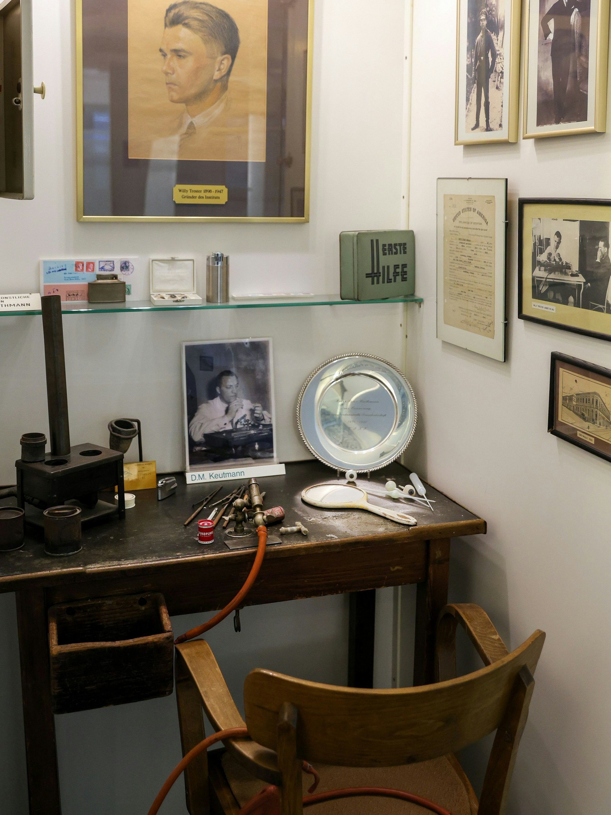 Historische Werkzeuge und Fotos zeugen von der langen Geschichte des Unternehmens.