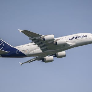 Eine Lufthansa-Maschine des Typs Airbus A380 beim im Anflug auf den Flughafen Leipzig/Halle.&nbsp;