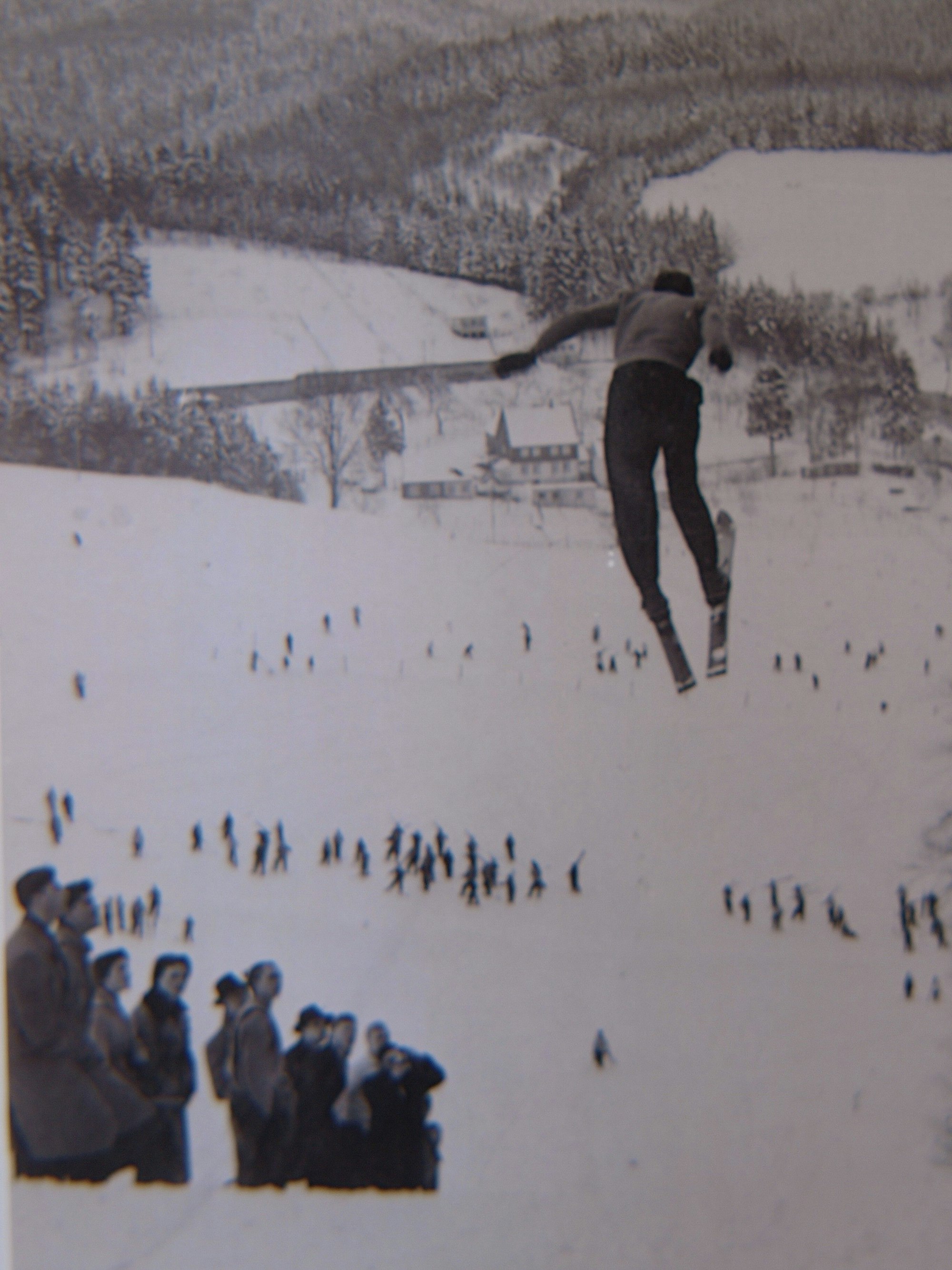 Ein Skispringer im Flug.