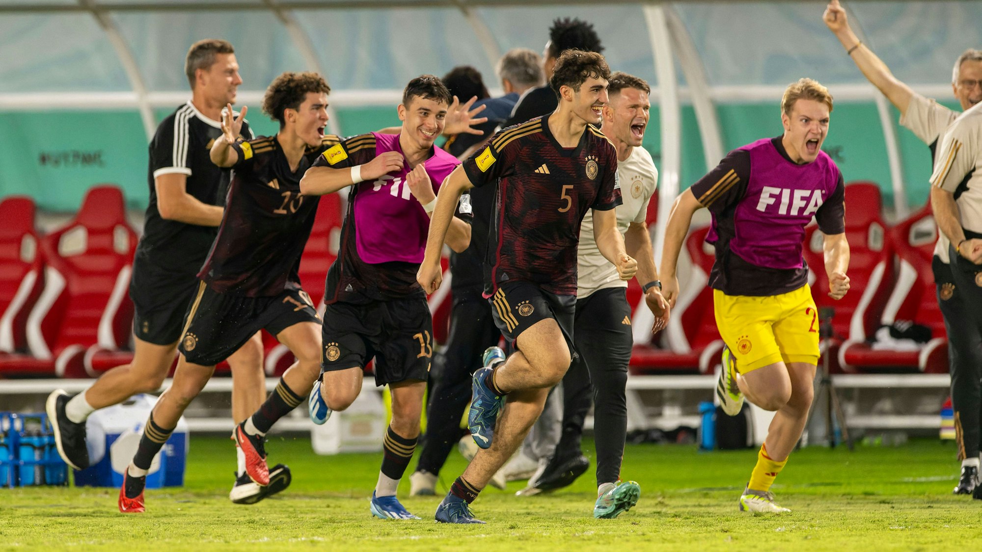 Die Spieler der deutschen U17-Nationalmannschaft jubeln über den Einzug in das WM-Finale.