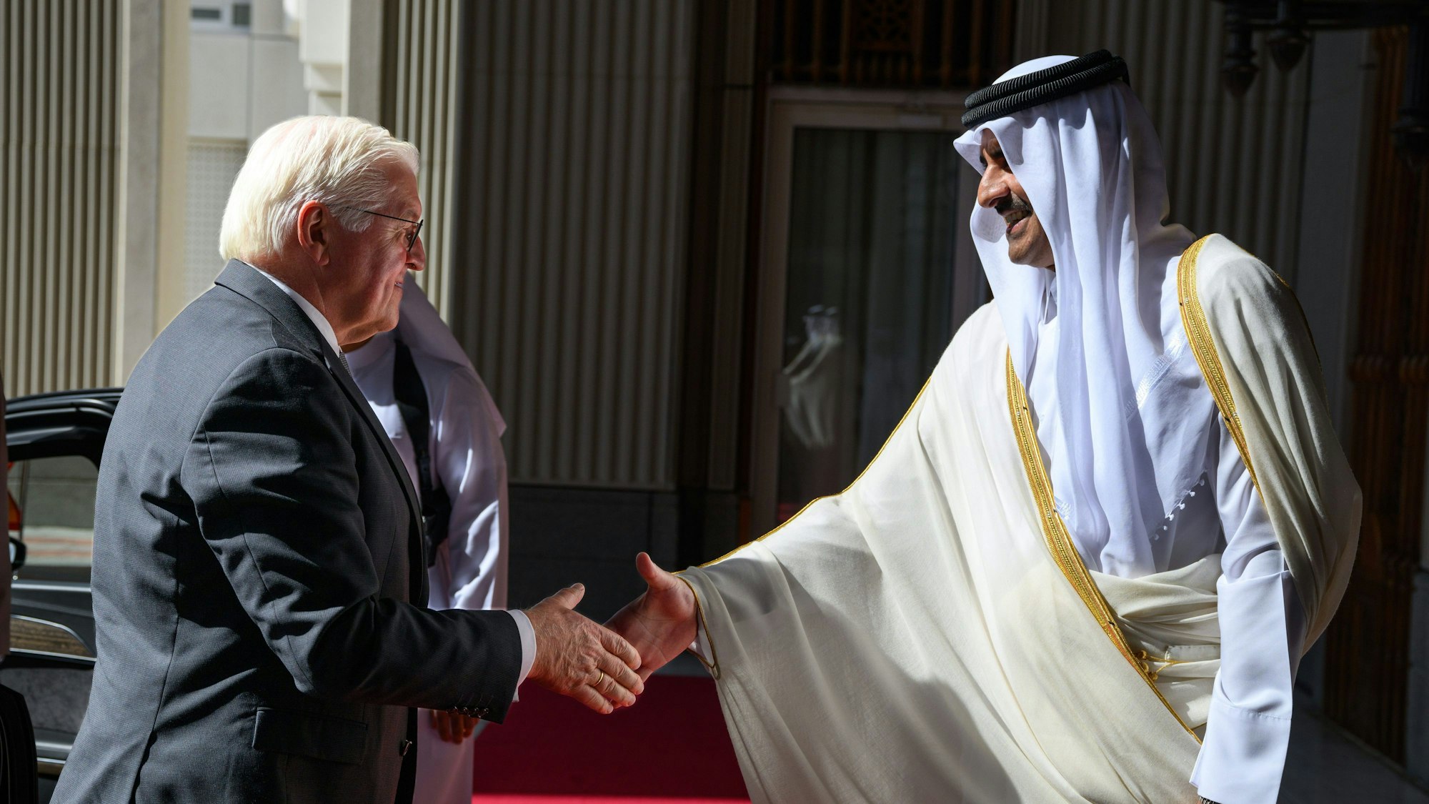 Das Warten hat ein Ende: Scheich Tamim bin Hamad Al Thani, Emir von Katar, begrüßt Bundespräsident Frank-Walter Steinmeier (l) vor dem Palast des Emirs zu einem Gespräch.