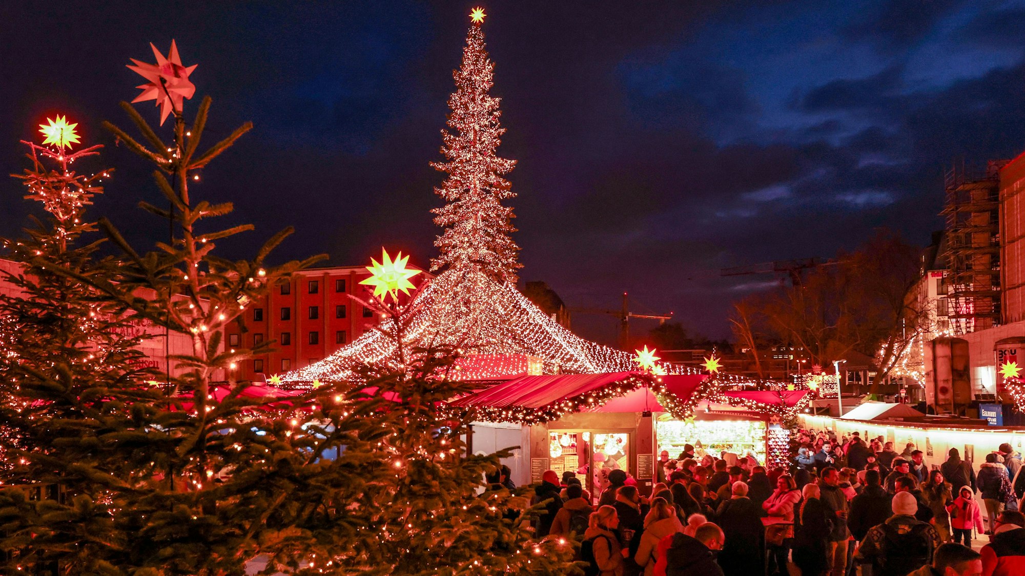Stimmungsvoll erleuchtet: der Roncalliplatz-Weihnachtsmarkt, der seine Tore bis 23. Dezember geöffnet hat.