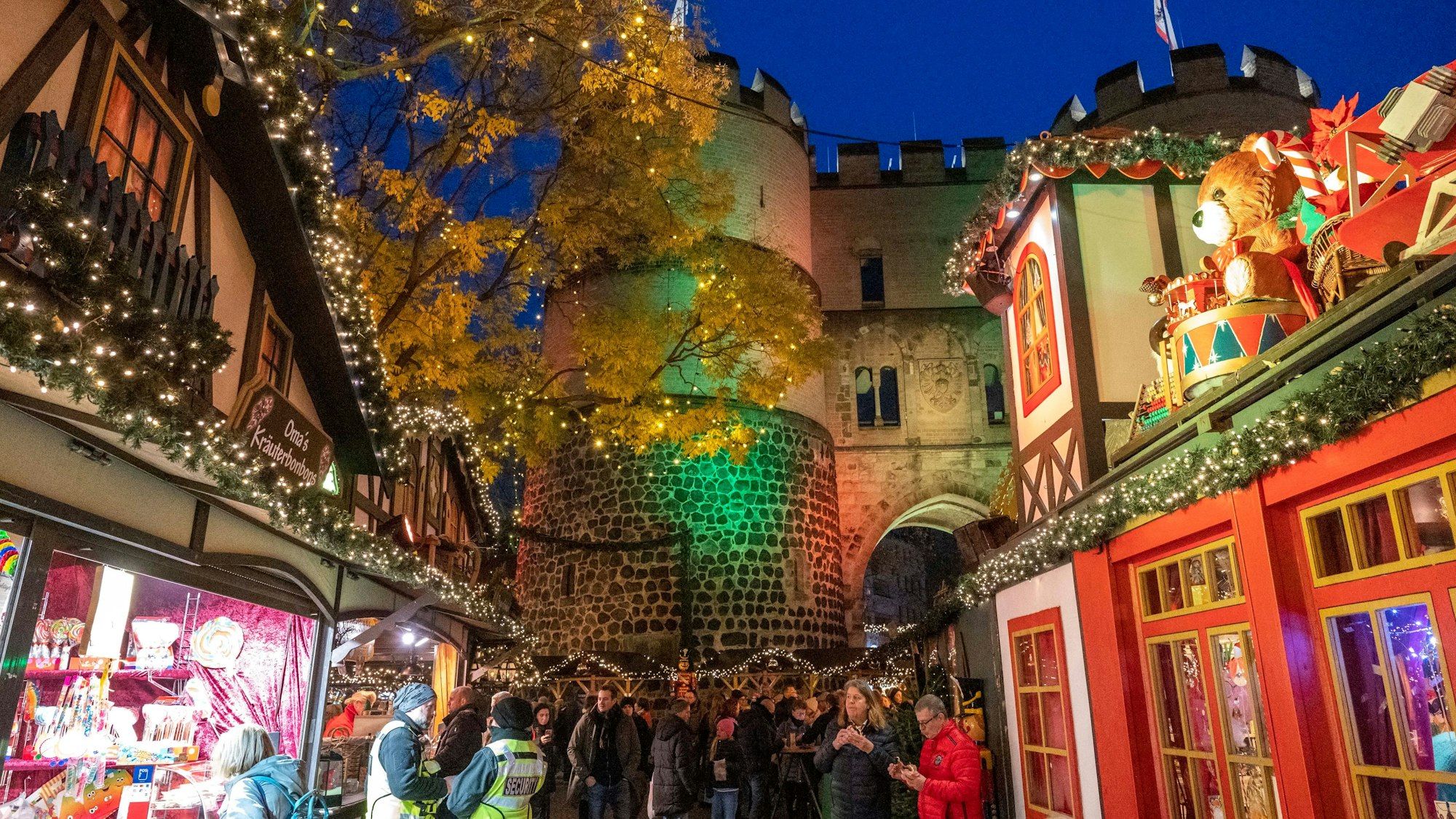Das Nikolausdorf am Rudolfplatz ist weihnachtlich erleuchtet und offen bis 23. Dezember.