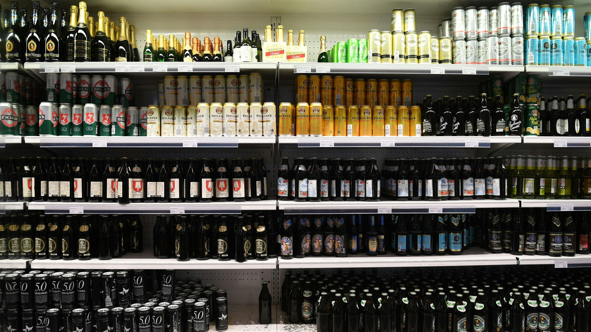 Getränke stehen in einem Kühlregal eines Supermarktes in München: Wird ein bayerisches Kultgetränk bald seinen Namen ändern?