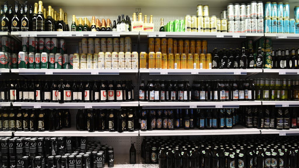 Getränke stehen in einem Kühlregal eines Supermarktes in München: Wird ein bayerisches Kultgetränk bald seinen Namen ändern?