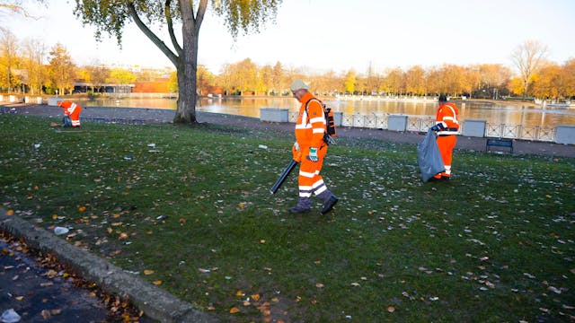 AWB-Mitarbeiter reinigen den Aachener Weiher nach dem 11.11.