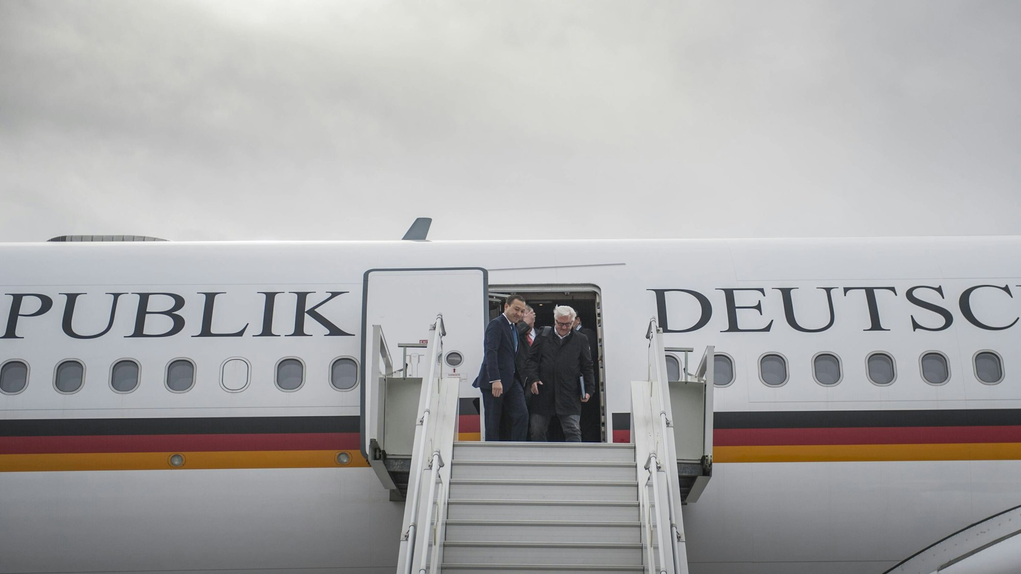 Bundespräsident Frank-Walter Steinmeier verlässt den Regierungsflieger (Archivbild). In Doha musste er knapp eine halbe Stunde in der offenen Fliegertür verharren.