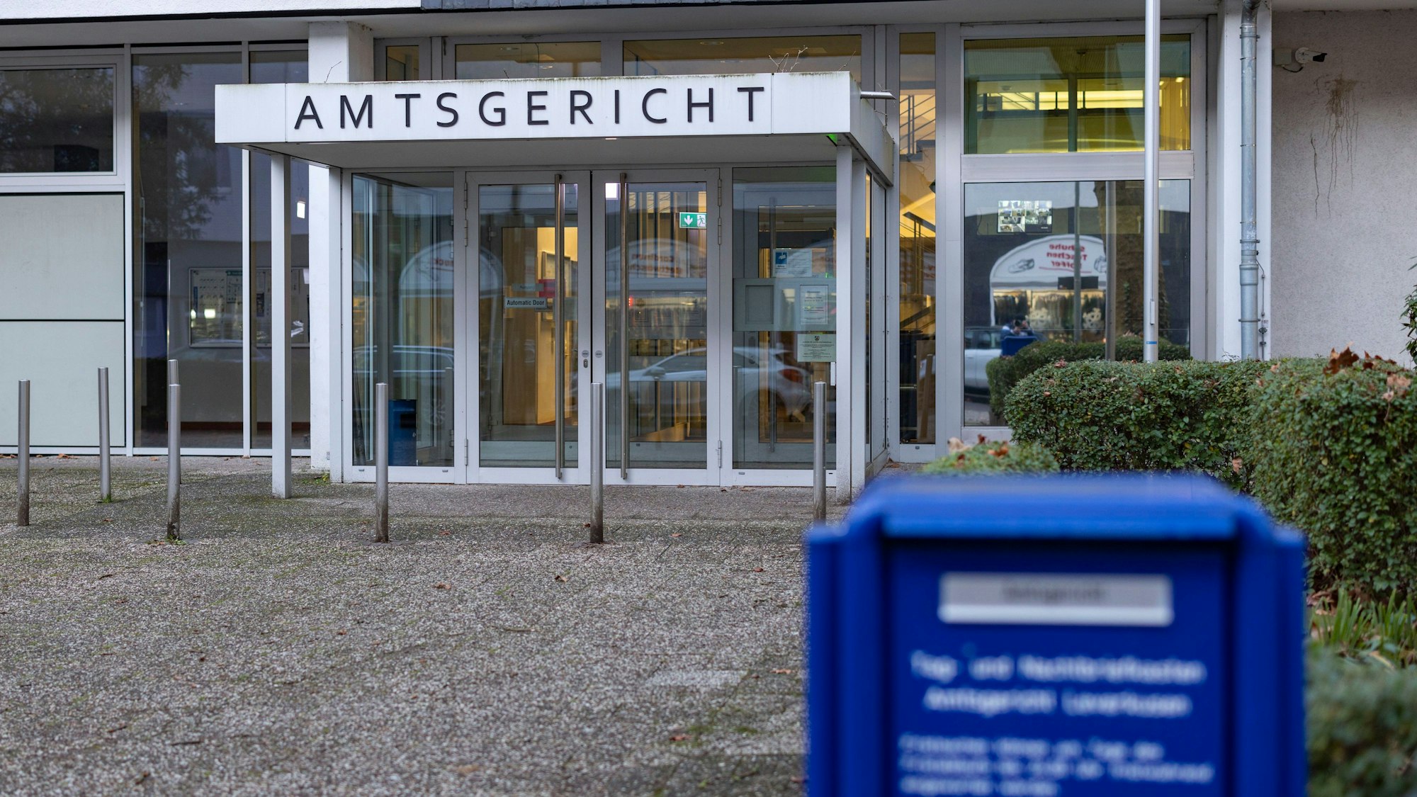 Blick auf das Amtsgericht. Das Amtsgericht Leverkusen hat wegen der Planung und Vorbereitung eines Terroranschlags einen Haftbefehl gegen einen 15-Jährigen aus dem Rheinisch-Bergischen-Kreis in Nordrhein-Westfalen erlassen. Das teilte die Generalstaatsanwaltschaft Düsseldorf mit.