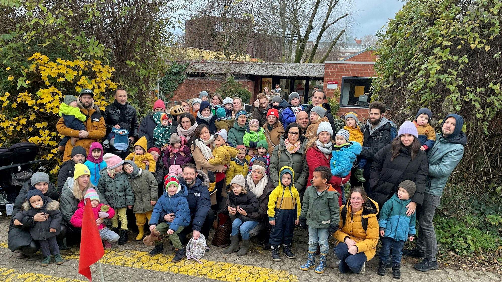 Eltern und Kinder vor der städtischen Kindertagesstätte Weyertal.