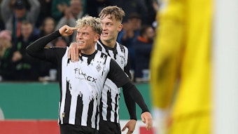 Robin Hack feiert seinen ersten Pflichtspiel-Treffer für Borussia Mönchengladbach.