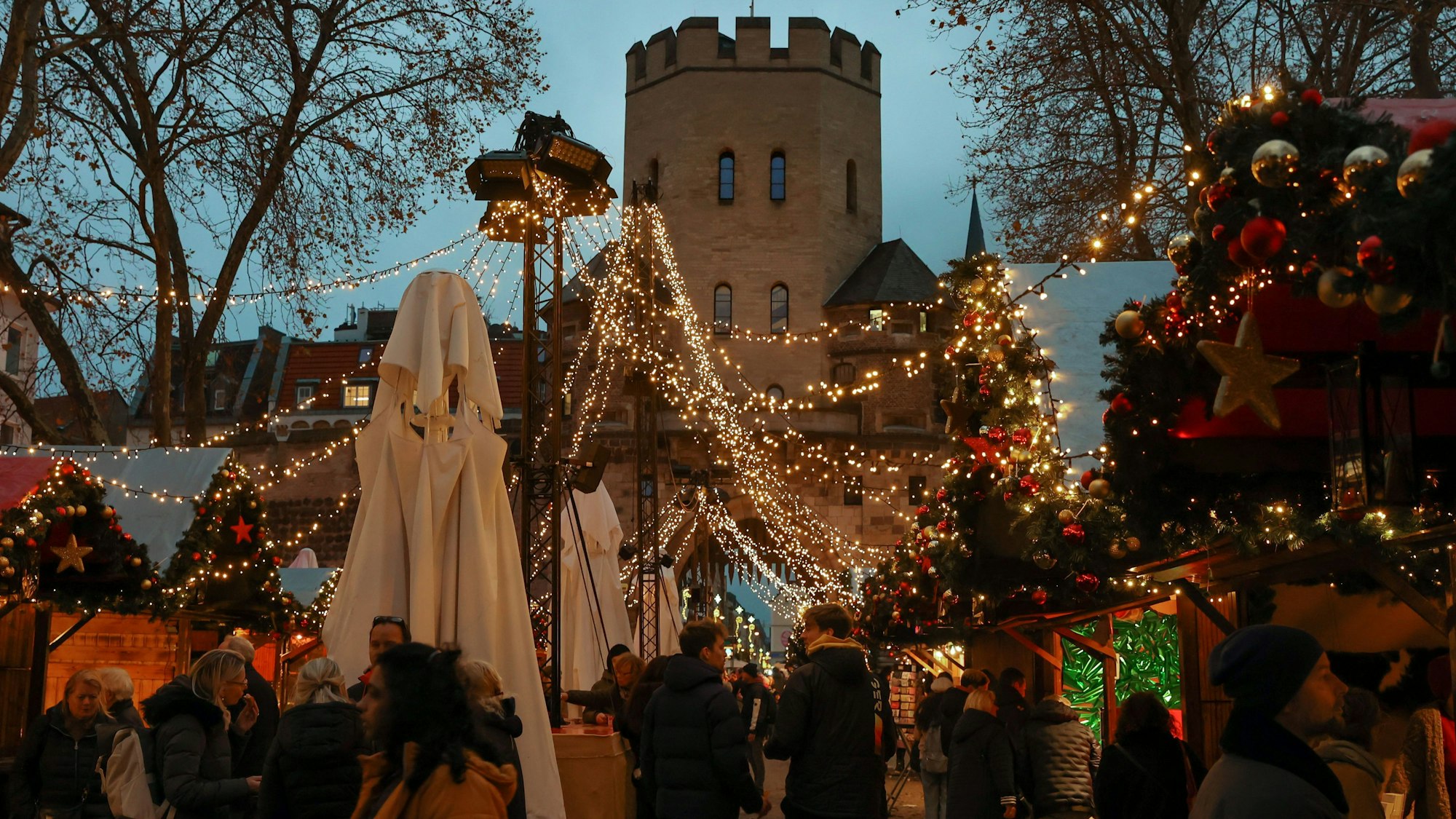 Der Weihnachtsmarkt im Drehkreuz der Südstadt, dem Chlodwigplatz, ist klein, macht im Advent den historischen Platz vor der Severinstorburg zu einem Holzhaus-Dörfchen mitten in Köln.



