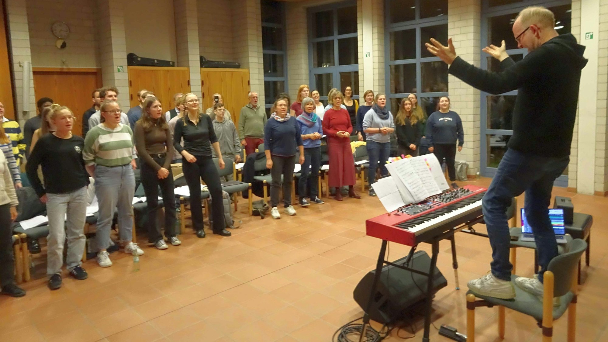 Eine besondere Chorprobe in der Meckenheimer Friedenskirche: Zwei Chöre der evangelischen Kirche Meckenheim proben das Musical "Bethlehem" mit dem Komponisten Dieter Falk (auf dem Stuhl rechts).