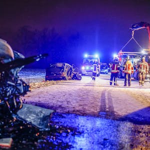 In Heilsbronn stehen Unfallfahrzeuge auf der schneebedeckten Straße. Wie die Polizei mitteilte, verlor ein Autofahrer auf schneebedeckter Straße bei Heilsbronn (Landkreis Ansbach) auf Grund von nicht angepasster Geschwindigkeit die Kontrolle über sein Auto.