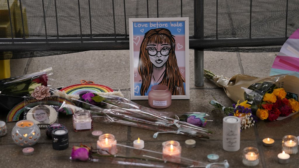 lumen und Kerzen liegen bei einer Mahnwache auf dem Old Market Place zum Gedenken an die Transgender-Jugendliche Brianna Ghey.