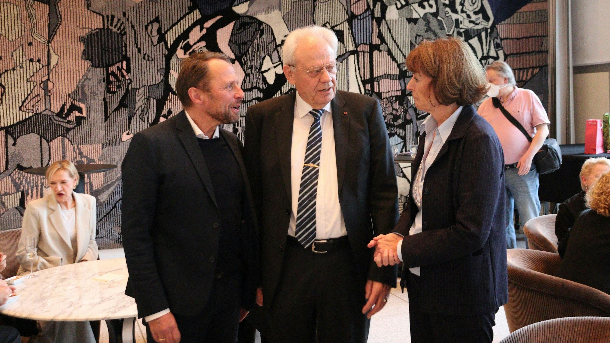 Leverkusens Oberbürgermeister Uwe Richrath war eigens gekommen, mit Norbert Fuchs und Henriette Reker (v.l.) zu feiern.