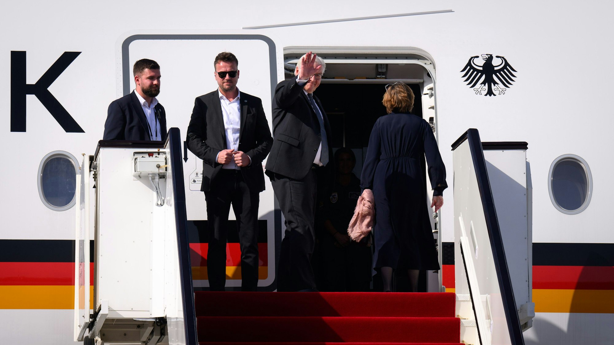 Bundespräsident Frank-Walter Steinmeier und seine Frau Elke Büdenbender steigen auf dem Internationalen Flughafen Hamad (Katar) in ein Flugzeug der Flugbereitschaft der Bundeswehr, um zurück nach Berlin zu fliegen. Warten mussten sie diesmal nicht.