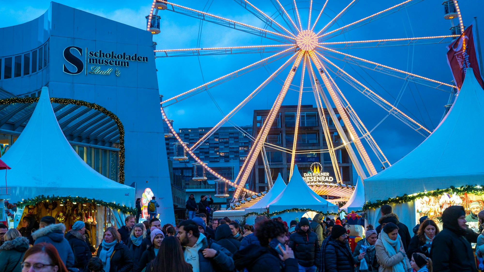 Der Weihnachtsmarkt am Schokomuseum ist bis 23. Dezember zu besuchen, der Neujahrsmarkt findet vom 26. Dezember bis 7. Januar 2024 statt.