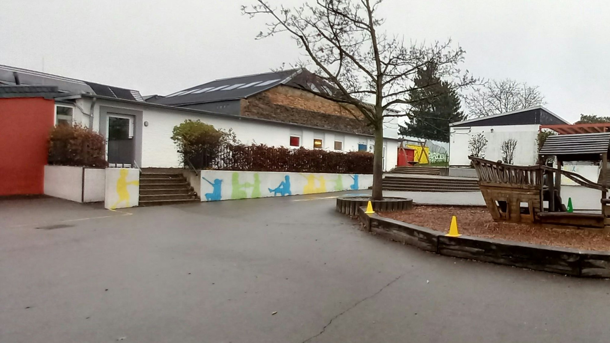 Die Grundschule in Villip: links in Rot die Mensa, dann der Werkraum mit den Toiletten.