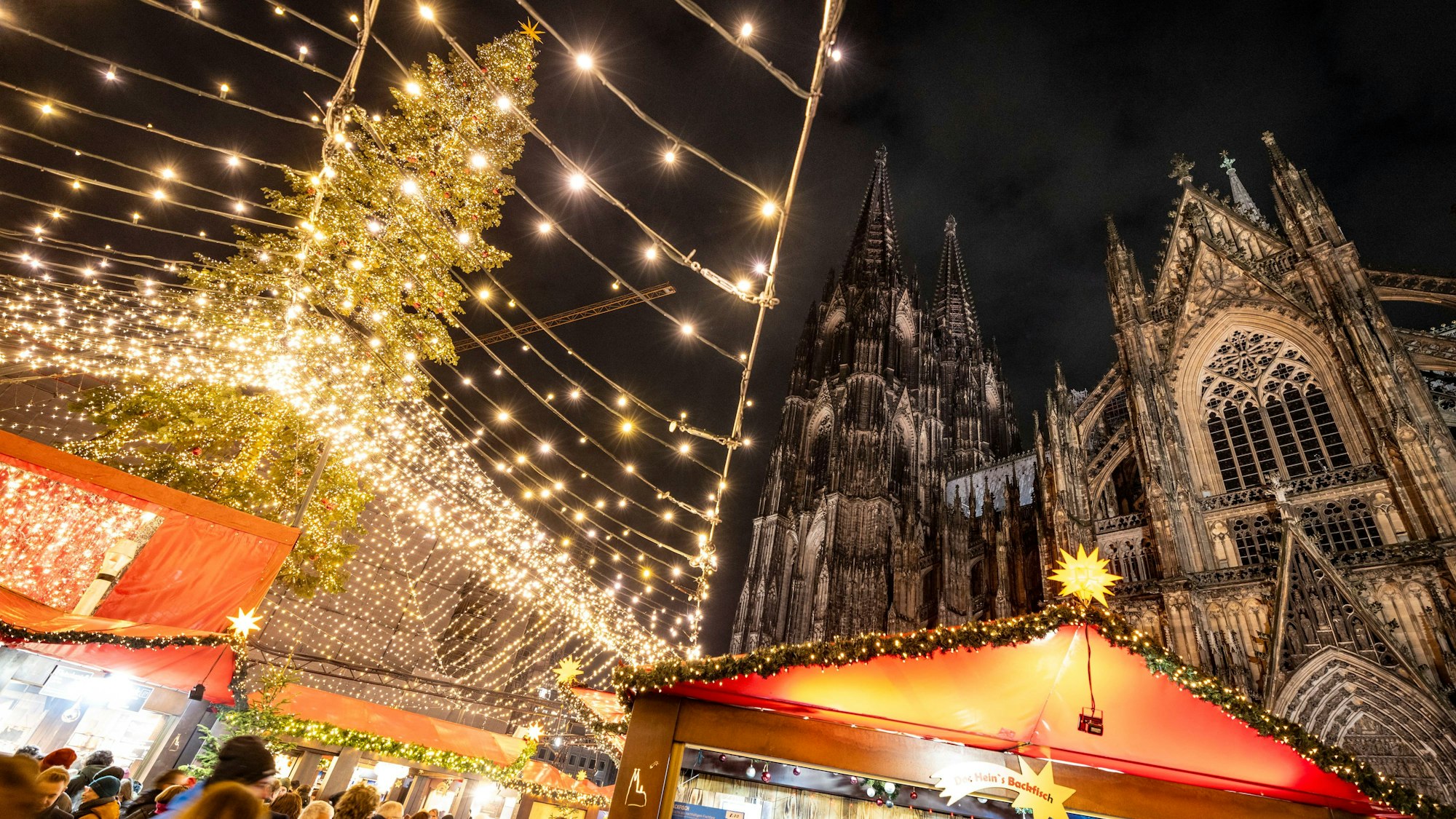 Das Foto zeigt den Weihnachtsmarkt am Kölner Dom.