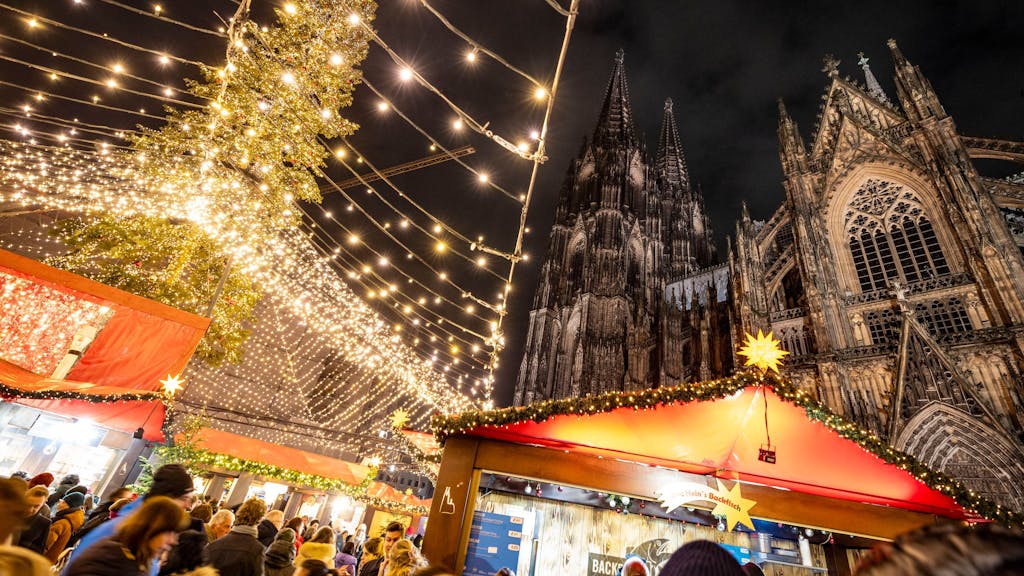 Das Foto zeigt den Weihnachtsmarkt am Kölner Dom.
