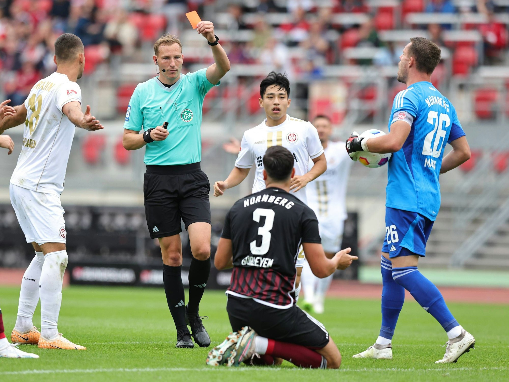 Schiedsrichter Martin Petersen zeigt dem Nürnberger Ahmet Gürleyen im Spiel gegen Wehen Wiesbaden die Rote Karte.