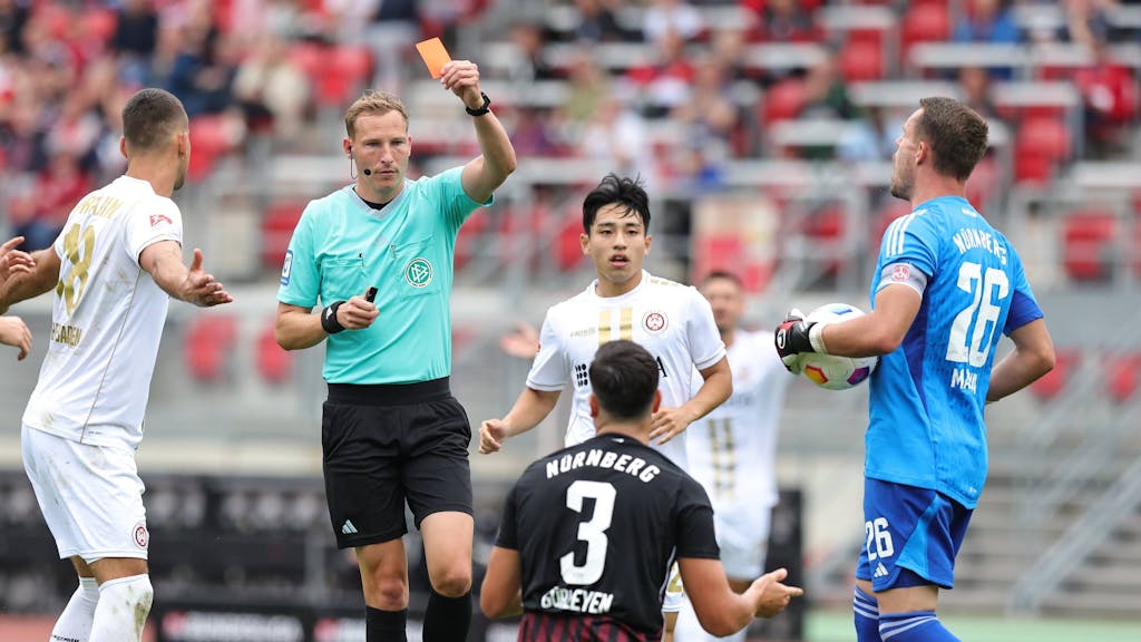 Schiedsrichter Martin Petersen zeigt dem Nürnberger Ahmet Gürleyen im Spiel gegen Wehen Wiesbaden die Rote Karte.