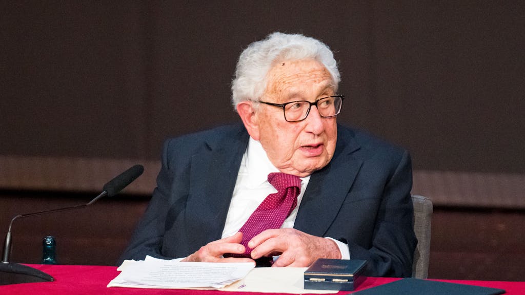 Henry Kissinger, ehemaliger Außenminister der USA, sitzt auf der Bühne anlässlich der Feierlichkeiten zu seinem 100. Geburtstag.