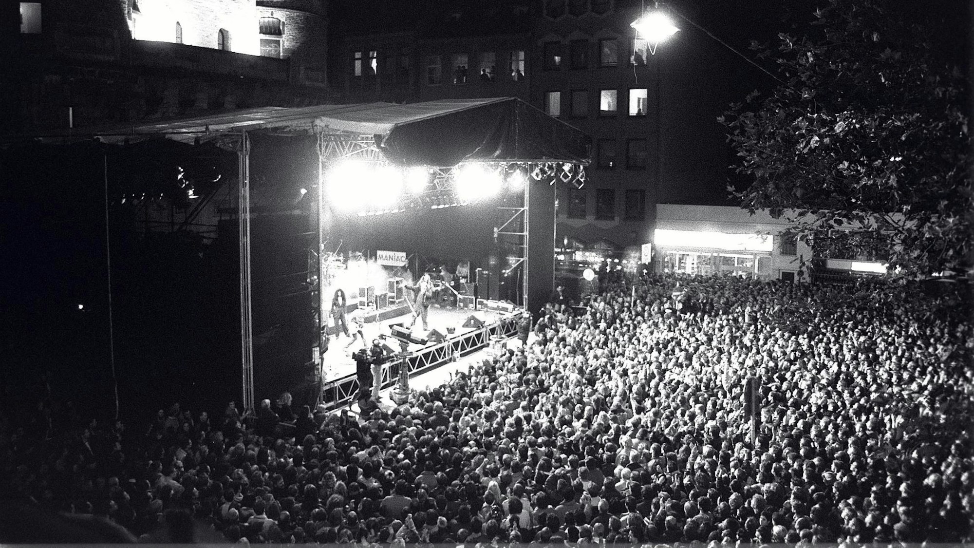 Schwarz-weiß-Foto aus der Luft, zu sehen ist das Arsch-Huh-Konzert in Köln 1992.