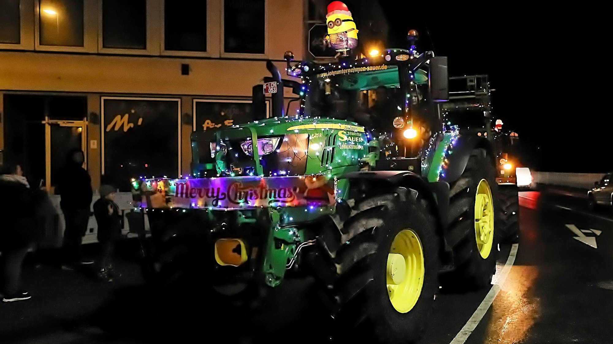Das Bild zeigt einen geschmückten Traktor während des Lichterzugs.