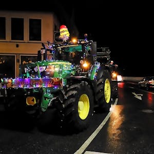 Das Bild zeigt einen geschmückten Traktor während des Lichterzugs.