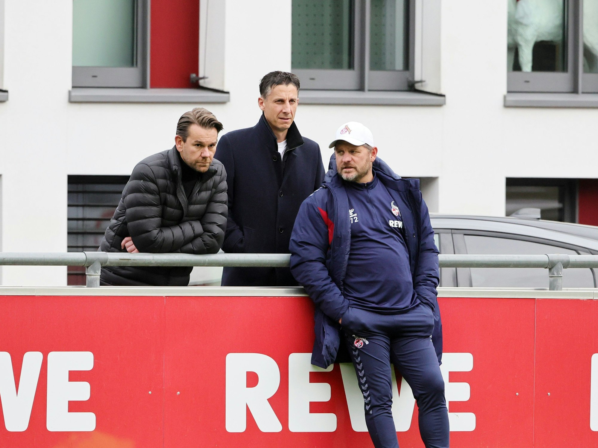 Thomas Kessler, Christian Keller und Steffen Baumgart beobachten das Training des 1. FC Köln.