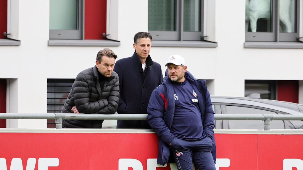 Thomas Kessler, Christian Keller und Steffen Baumgart beobachten das Training des 1. FC Köln.