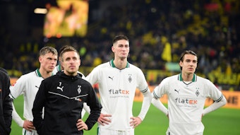 Die Gladbach-Spieler stehen nach dem Spiel im Dortmund vor dem Gästeblock.
