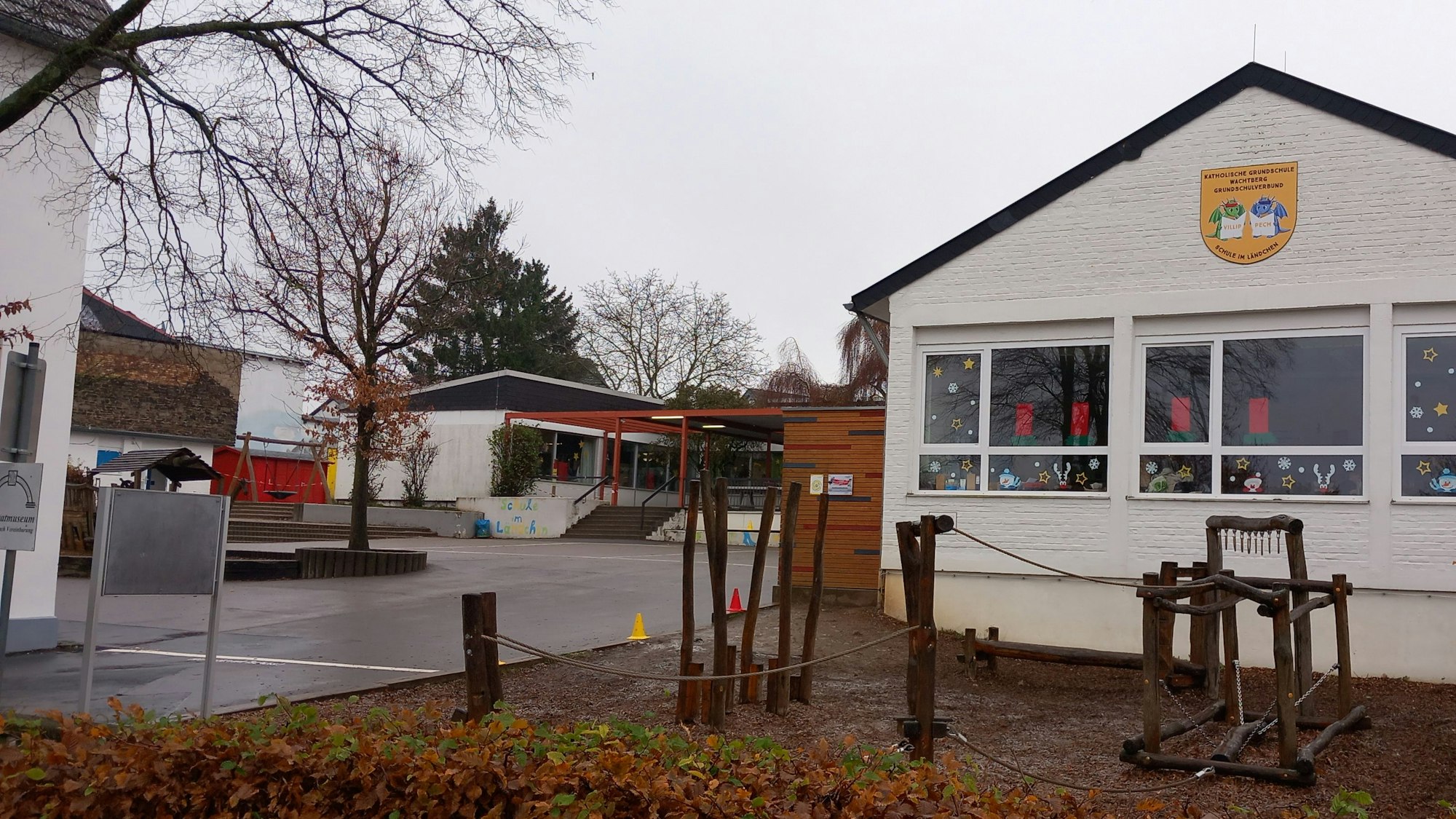 Die Grundschule in Villip mit Altbau (linke Gebäudeecke) und einem freistehenden Bau mit Klassen; hinten der „Neubau“