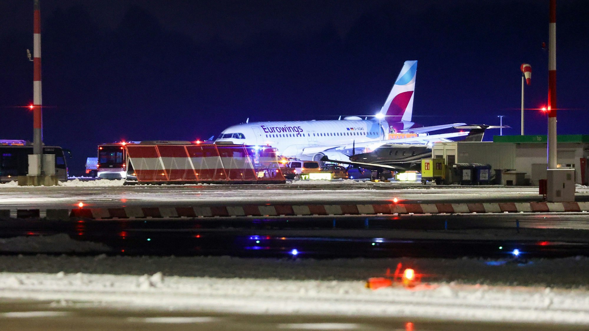 Eine Maschine der Fluggesellschaft Eurowings steht abseits der Terminals auf dem Hamburger Flughafen.