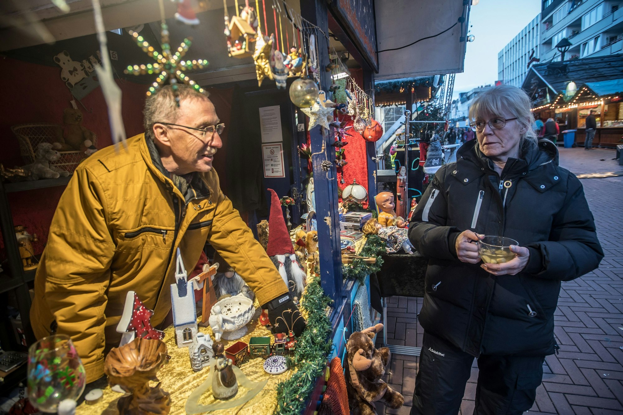 Barbara und Werner Kressner stehen für den Hilfsverein "Horizontes" am Eingang des Opladener Weihnachtsmarkts. Foto: Ralf Krieger