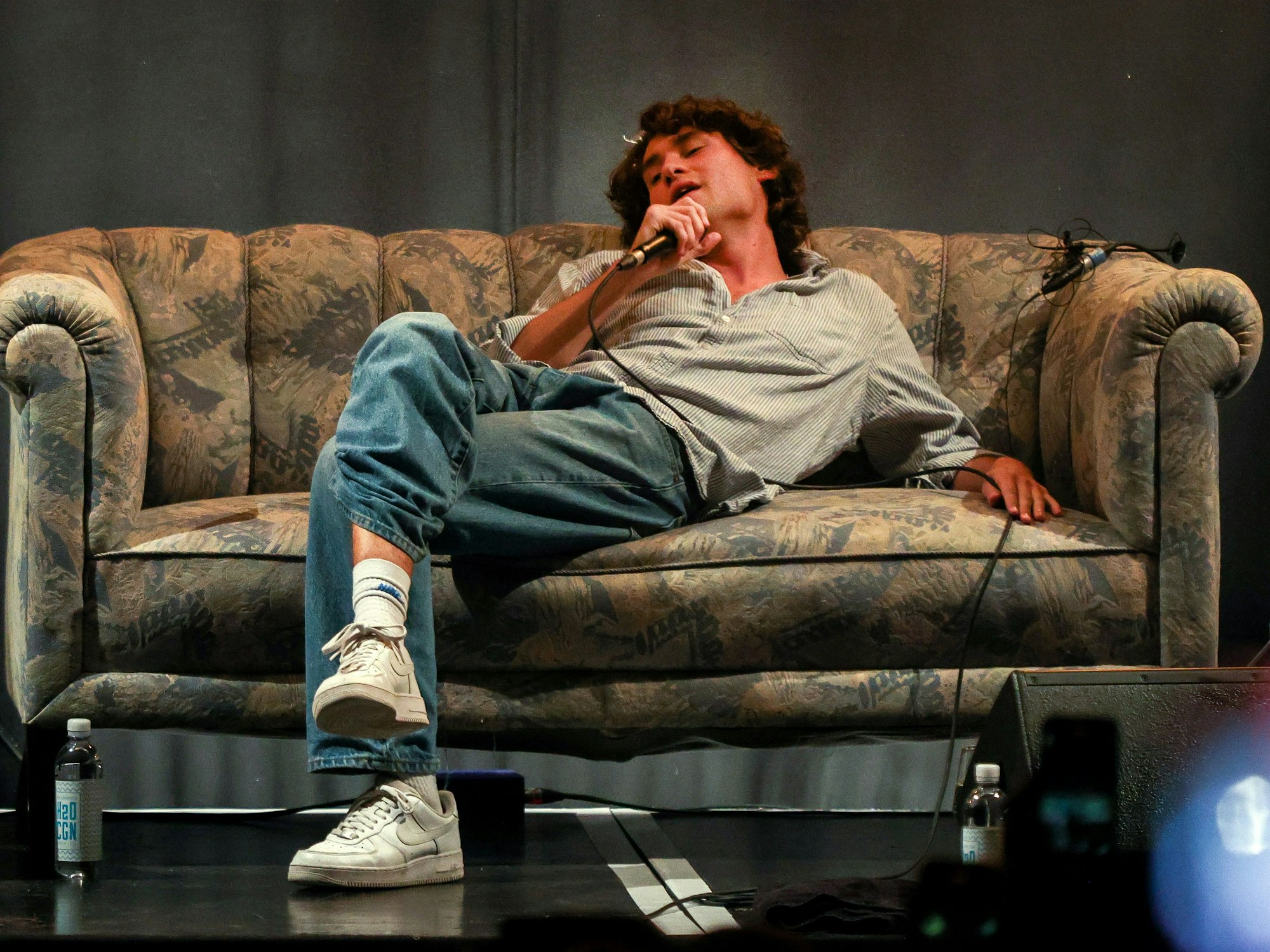 Jeremias Heimbach singt auf einem Sofa liegend.