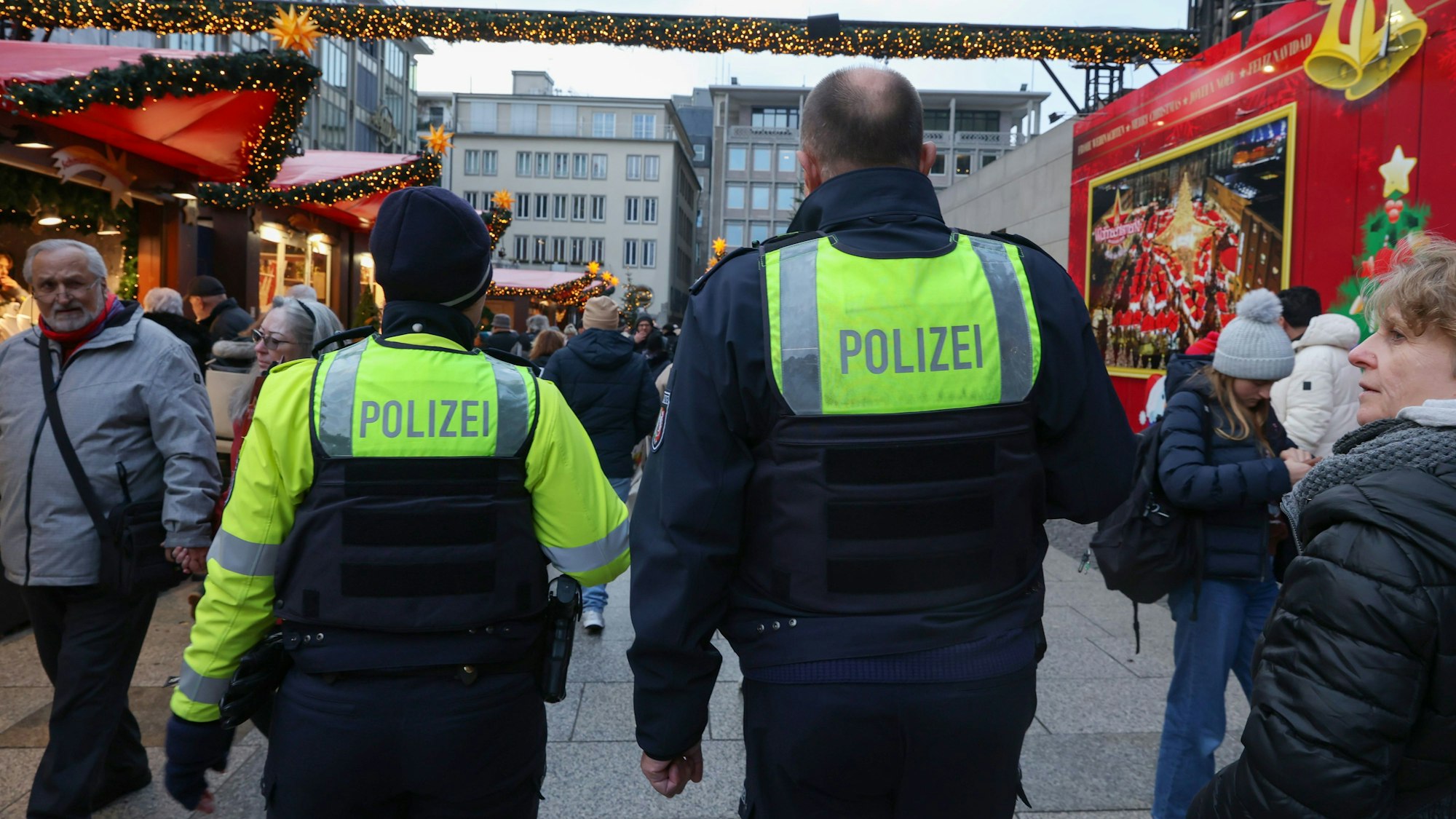 30.11.2023
Köln:
Polizistenstreife auf dem Weihnachtsmarkt am Dom unterwegs 
Foto: Martina Goyert



