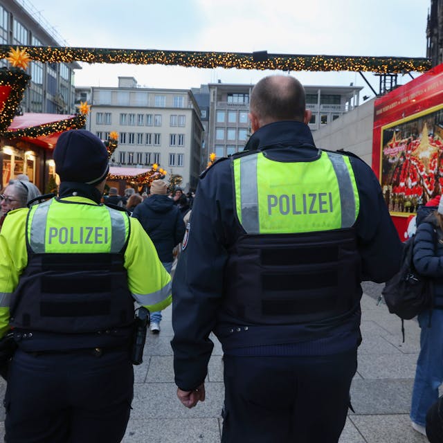 30.11.2023
Köln:
Polizistenstreife auf dem Weihnachtsmarkt am Dom unterwegs 
Foto: Martina Goyert




