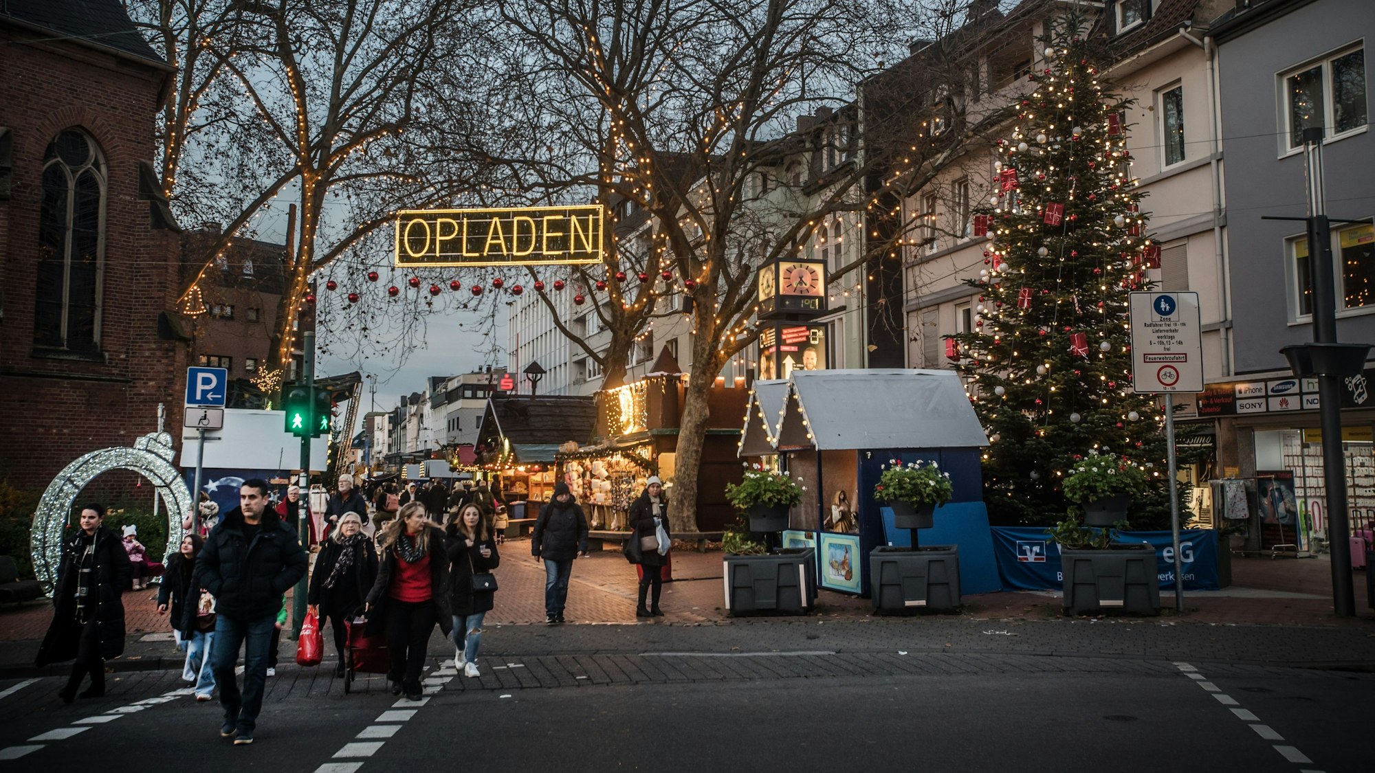 Eingangssituation am Weihnachtsmarkt Opladen. Foto: Ralf Krieger