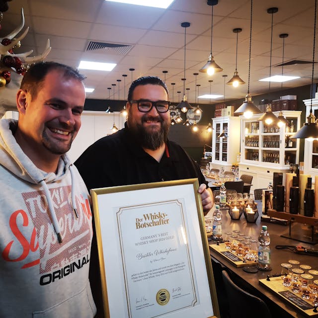 Patrick Swaton und Inhaber Marco Bonn (r.) mit der Urkunde für das Brühler Whiskyhaus als Bester Whiskyshop Deutschlands.